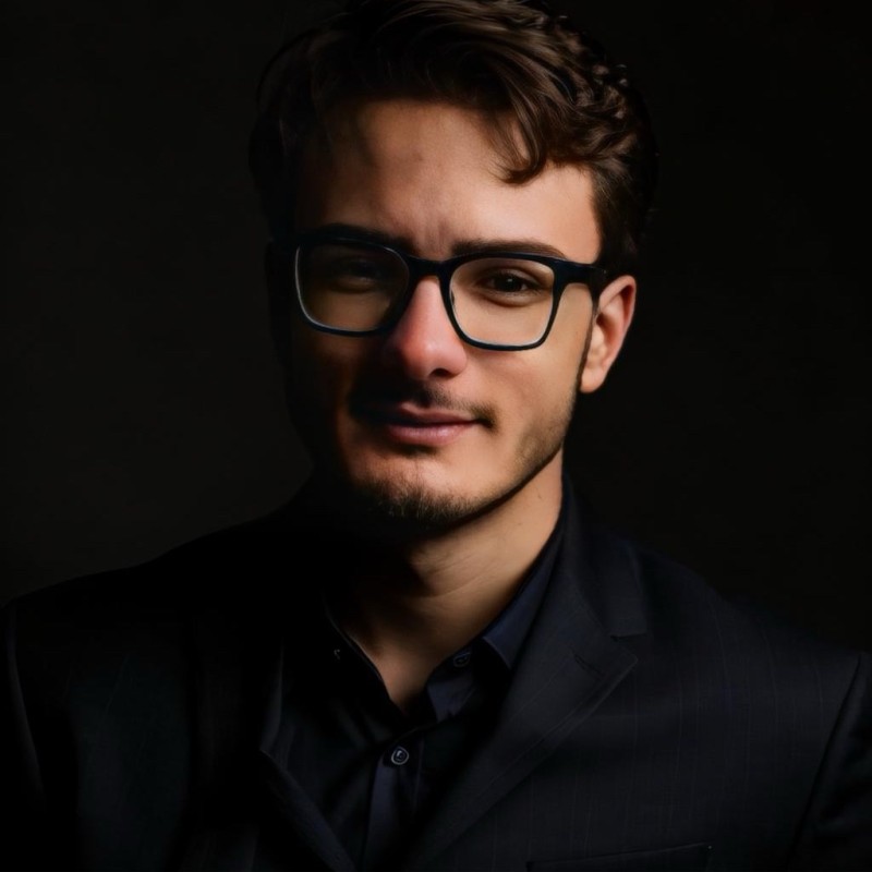 Ritratto in bianco e nero ad alto contrasto di Antonio Colamartino